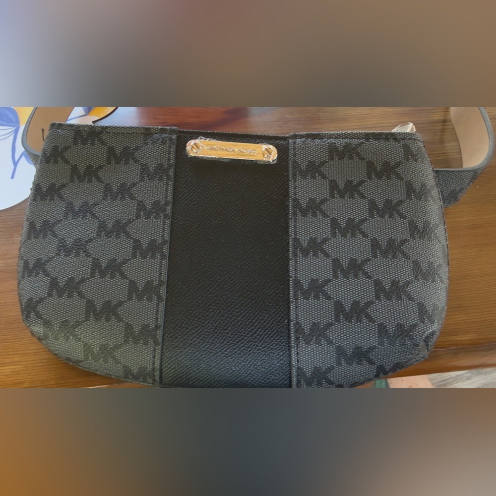 Michael Kors Logo Belt Bag - Picture 10 of 10